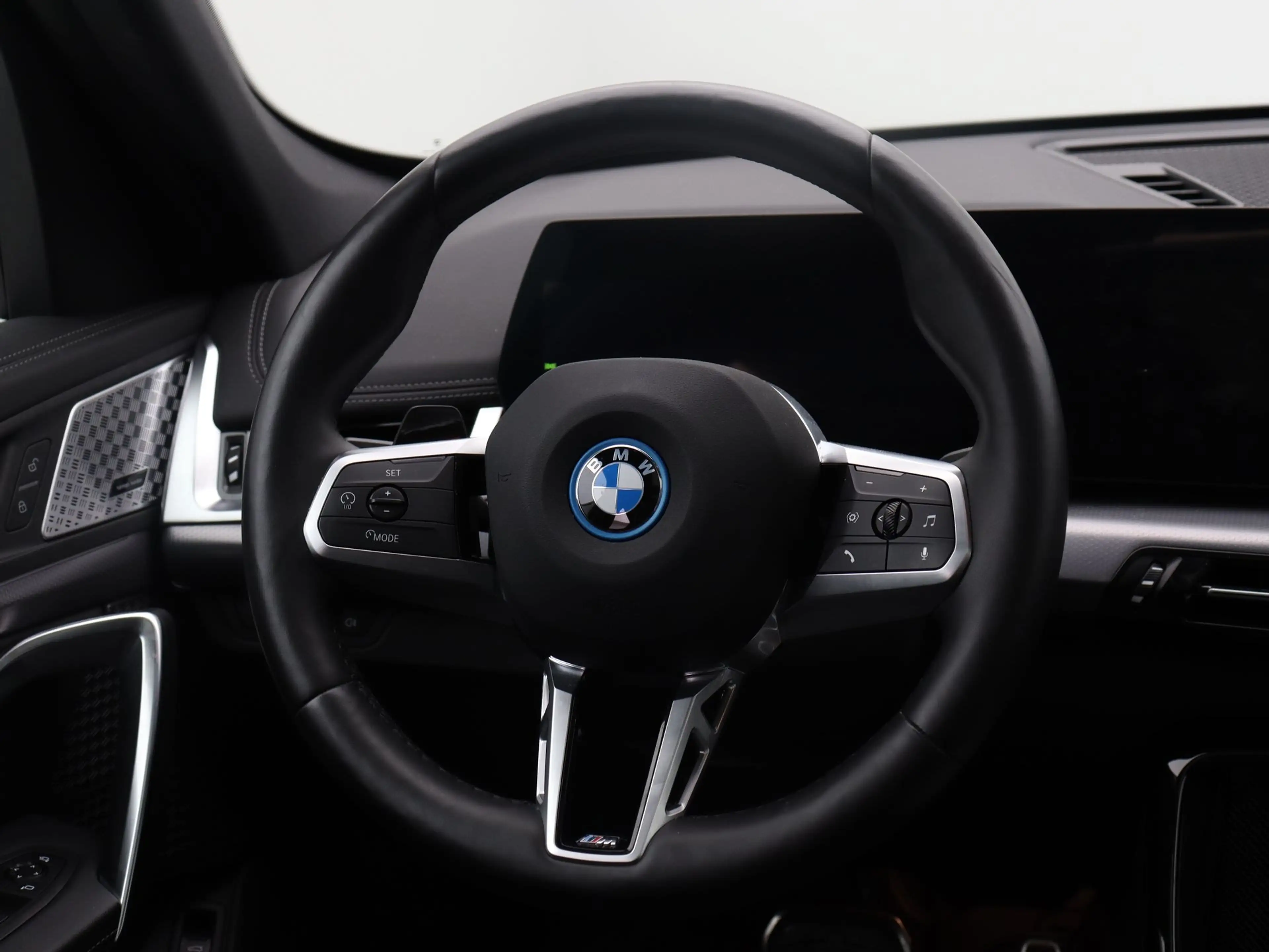 BMW iX1 eDrive20 M Sport Edition — photo 2