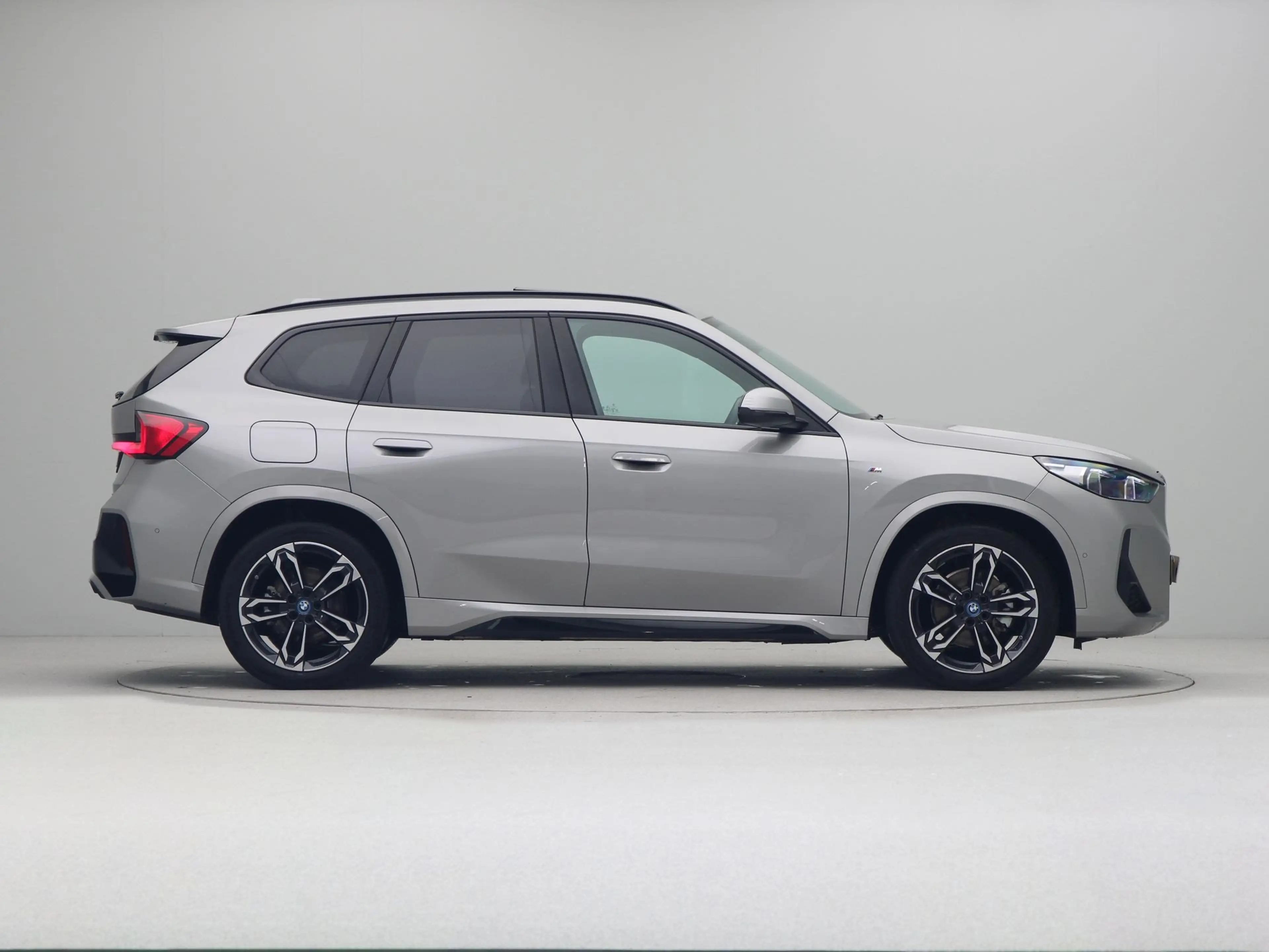 BMW iX1 eDrive20 M Sport Edition — photo 7