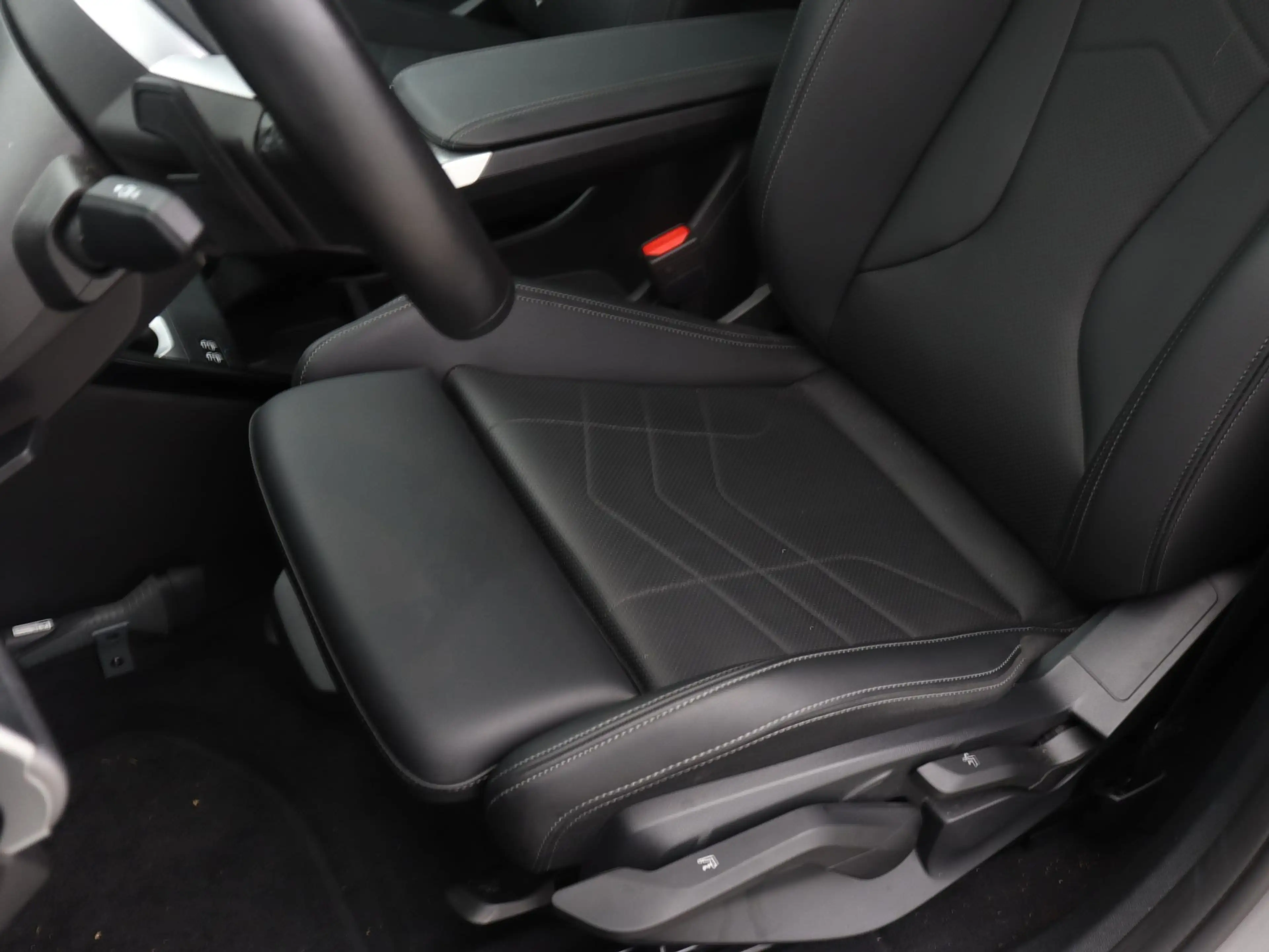 BMW iX1 eDrive20 M Sport Edition — photo 14