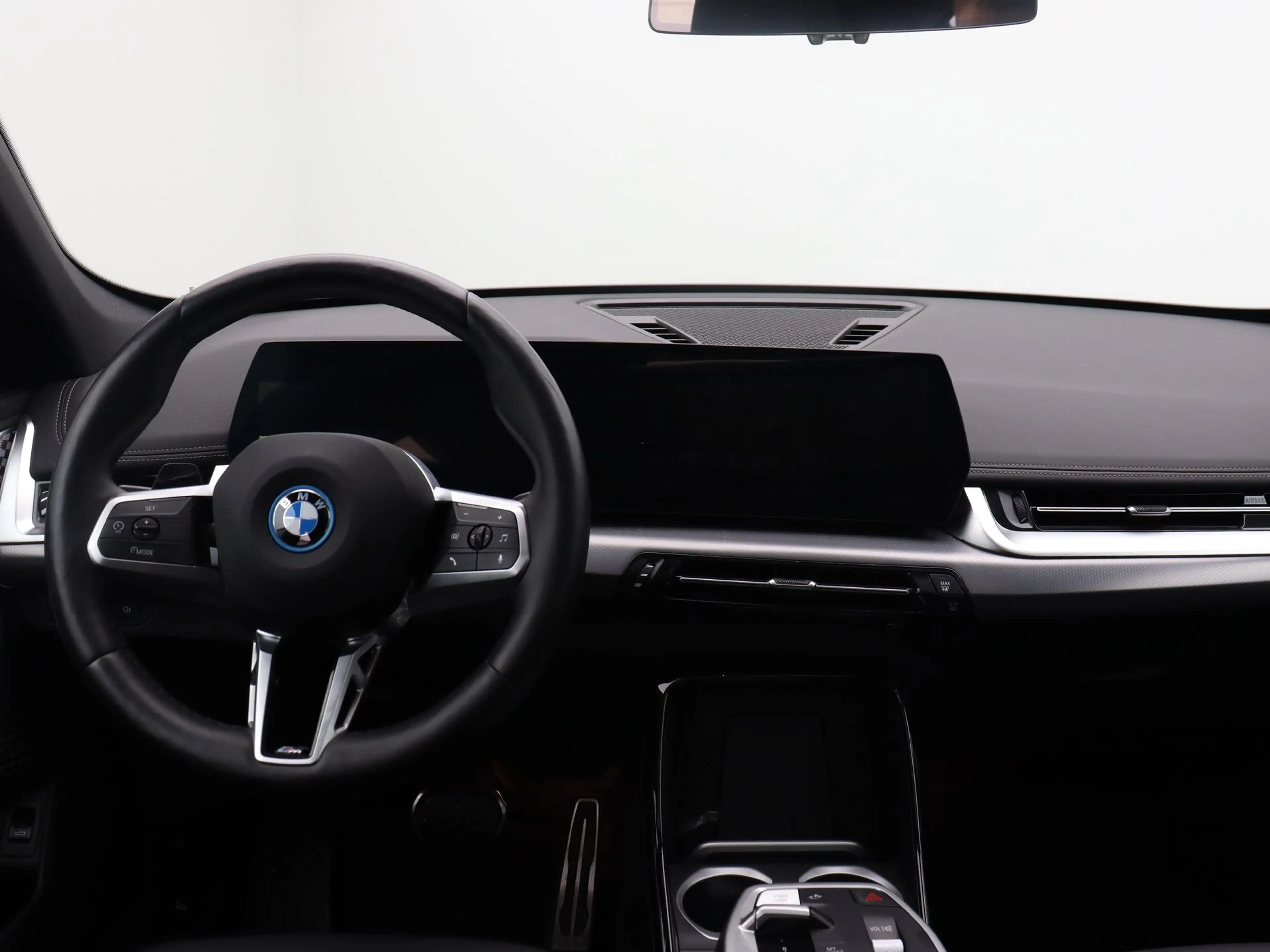 BMW iX1 eDrive20 M Sport Edition — photo 12