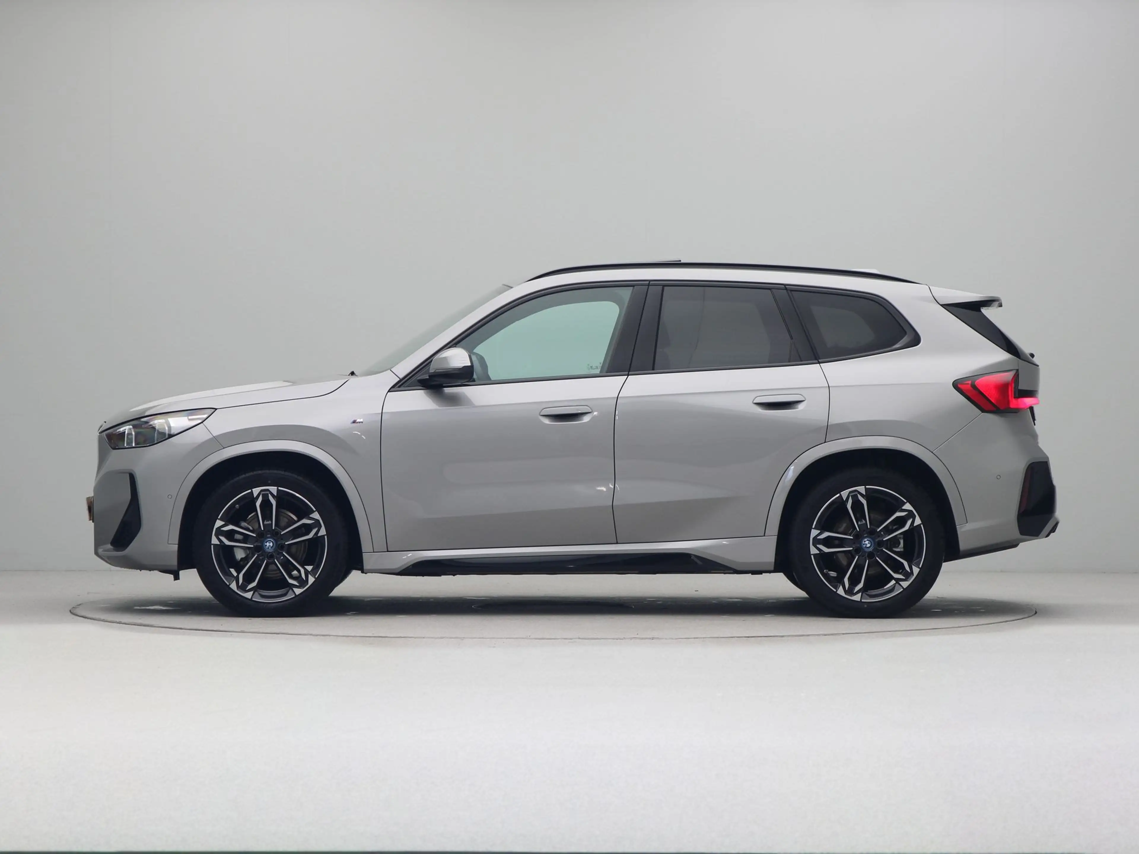BMW iX1 eDrive20 M Sport Edition — photo 11
