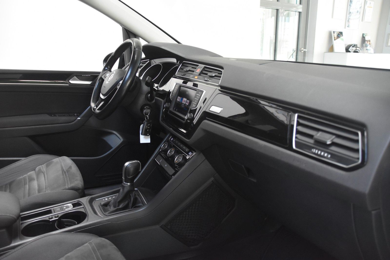 Volkswagen Touran 2.0 TDI Comfortline DSG LED Pano Navi ACC — photo 13