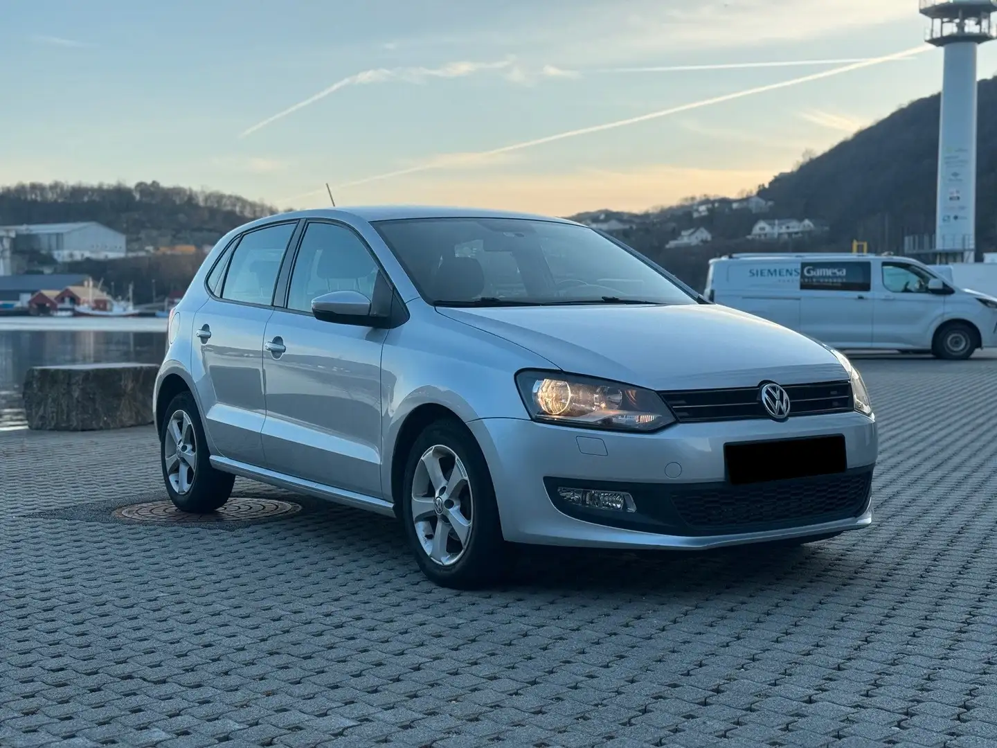 Volkswagen Escarabajo Polo 5p 1.6 tdi Highline 90cv dsg Srebrny - 1