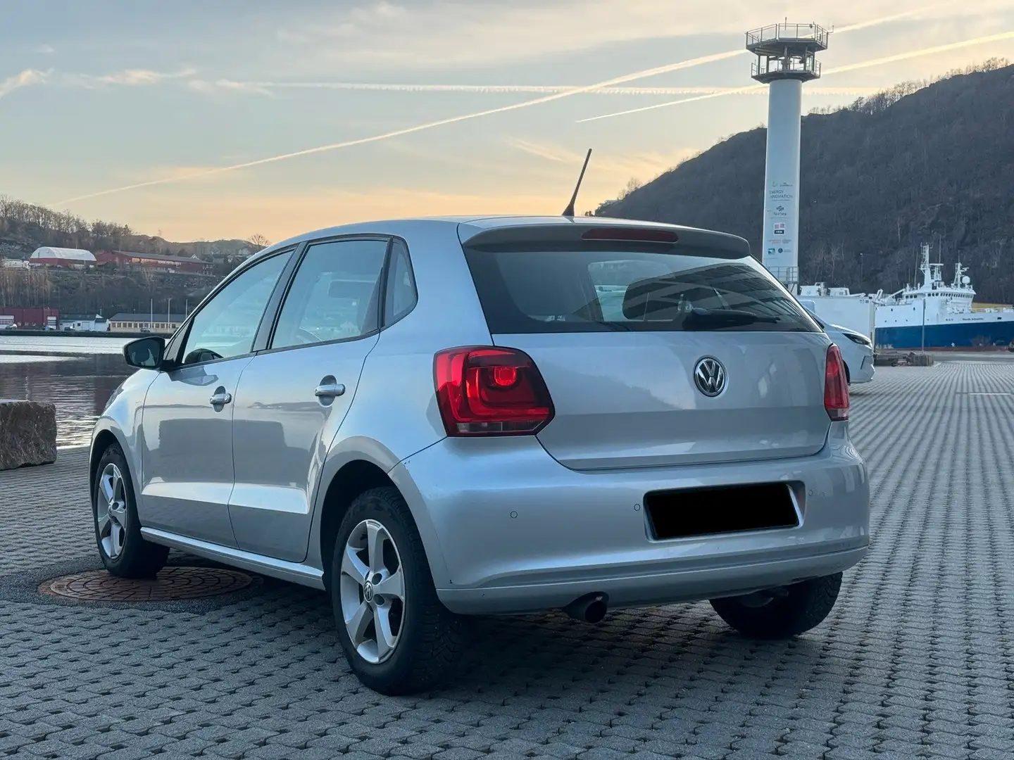 Volkswagen Escarabajo Polo 5p 1.6 tdi Highline 90cv dsg Srebrny - 2