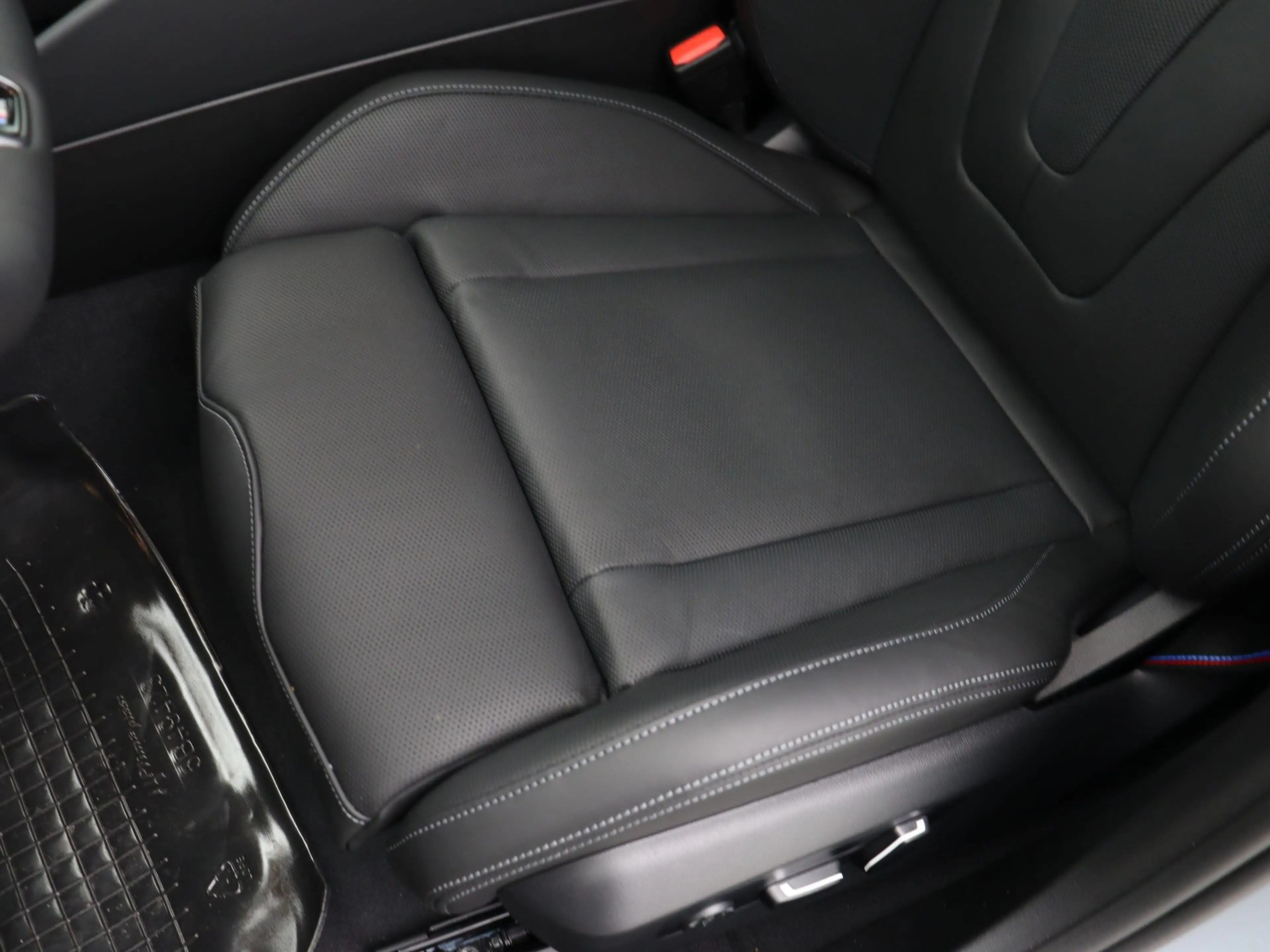 BMW i5 Touring eDrive40 M Sport Pro 84 kWh — photo 14