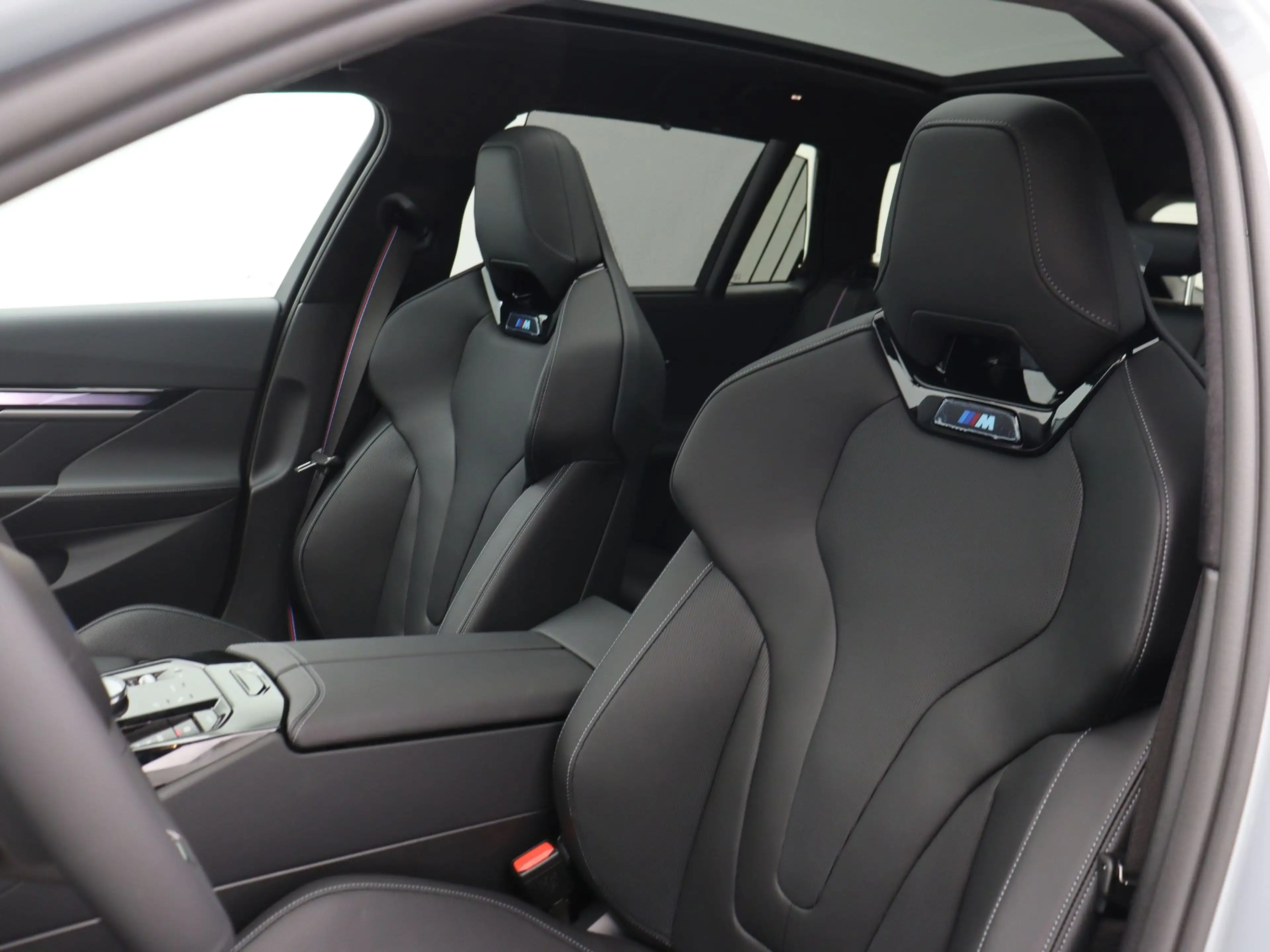 BMW i5 Touring eDrive40 M Sport Pro 84 kWh — photo 4