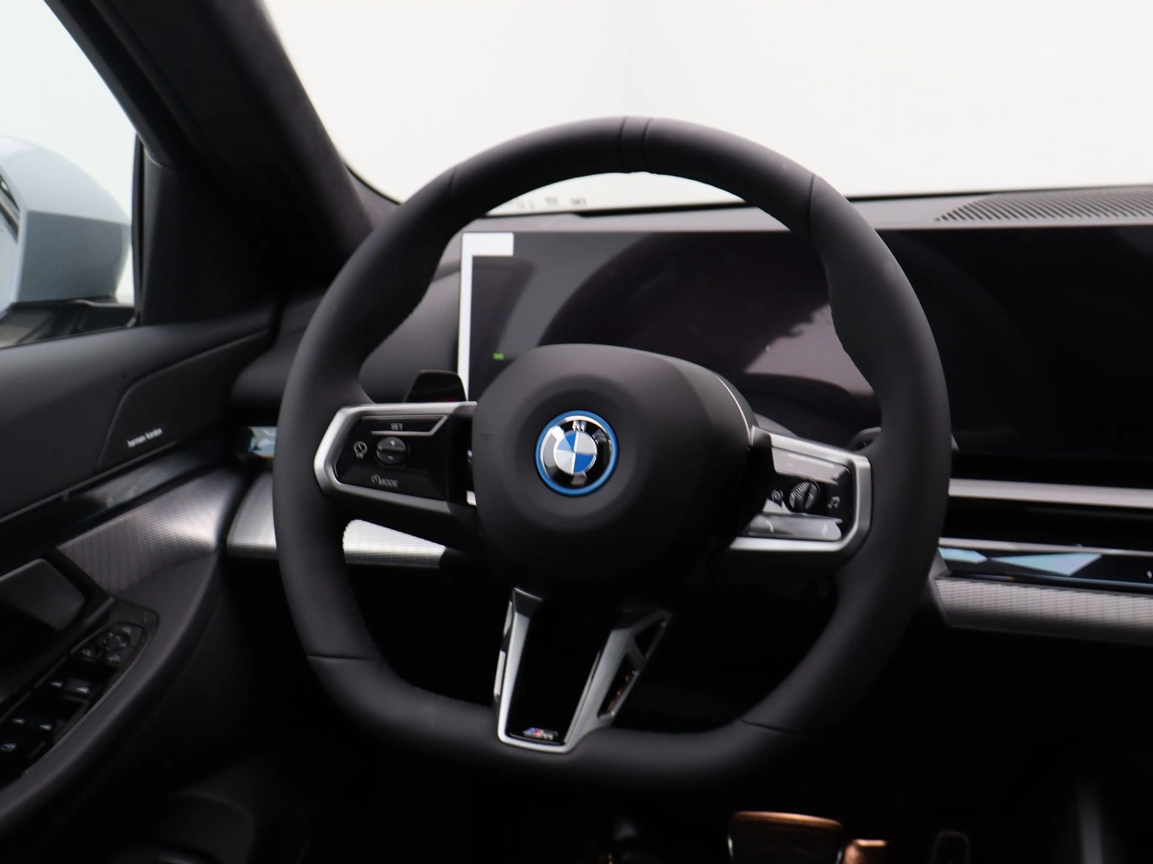 BMW i5 Touring eDrive40 M Sport Pro 84 kWh — photo 2