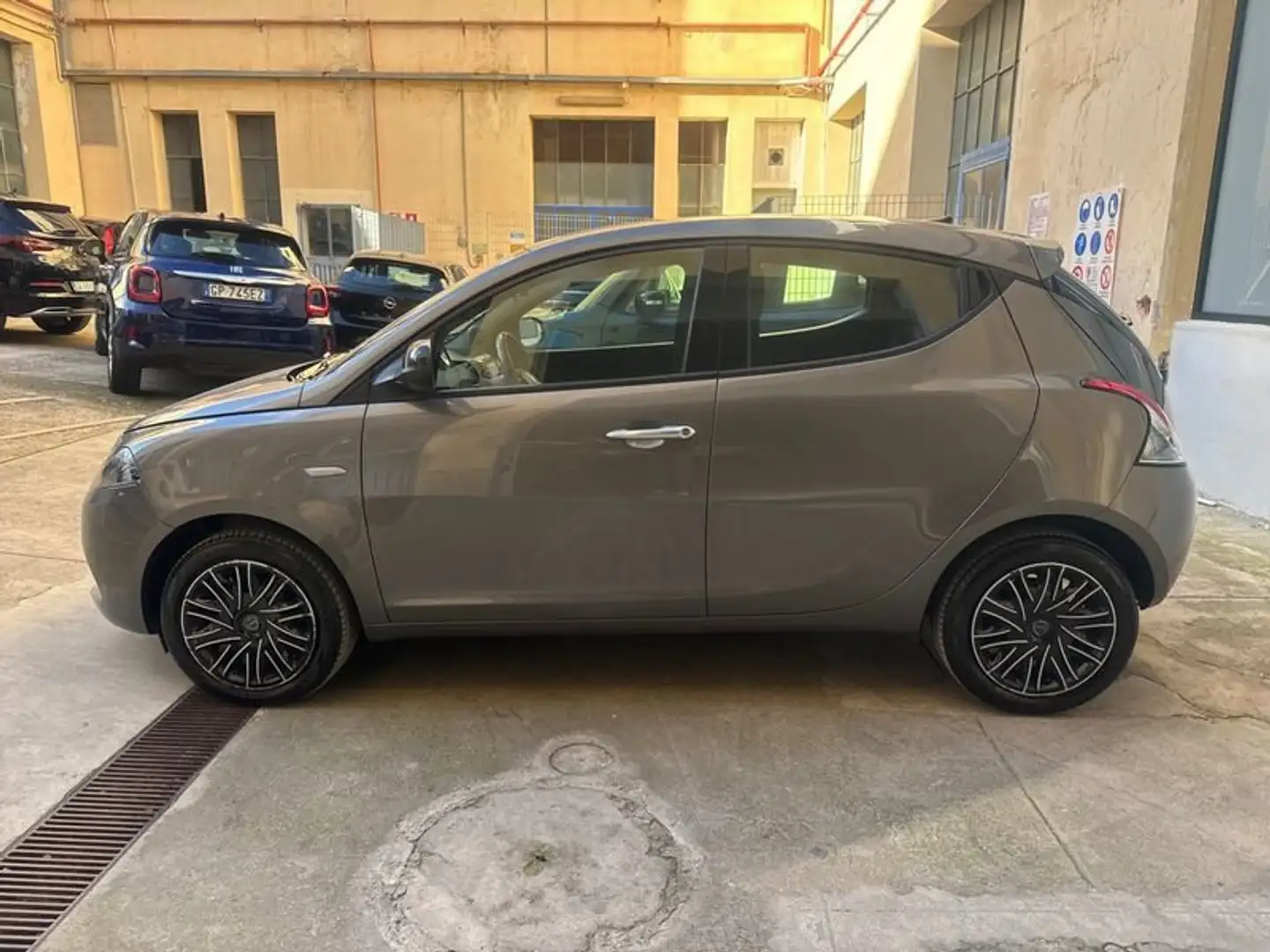 Lancia Ypsilon 1.0 FireFly 70cv S&S Hybrid GOLD Grigio - 2