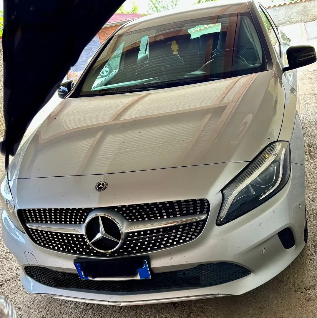 Mercedes-Benz 180 Premium Argent - 1