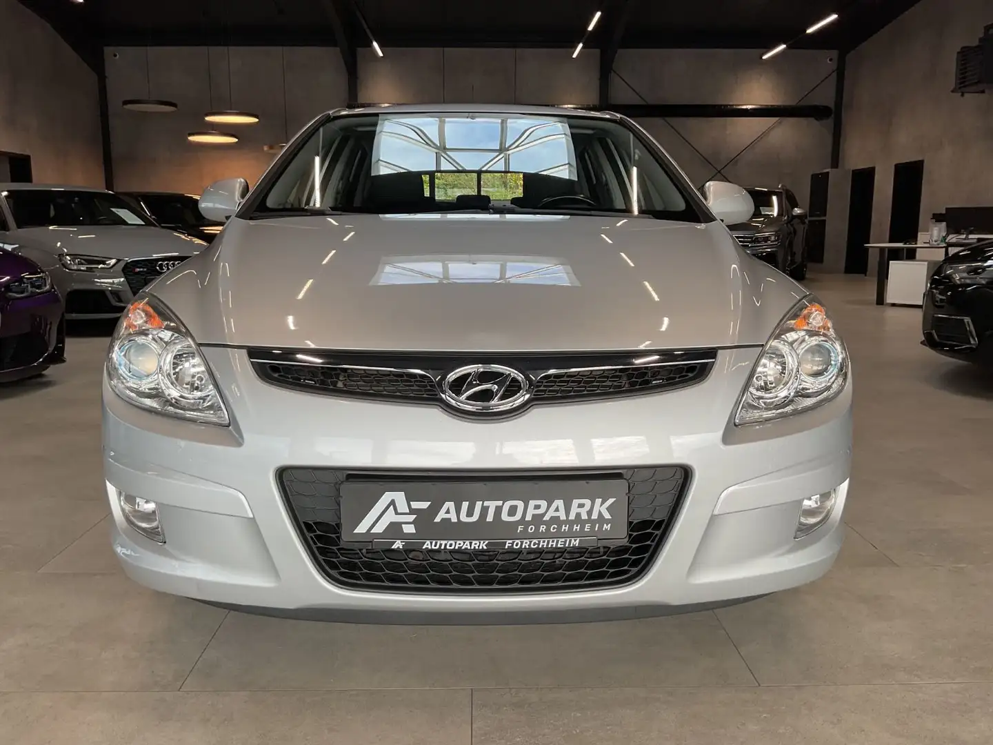 Hyundai i30 1.6 Comfort Klima Sitzh. Alu Silber - 2