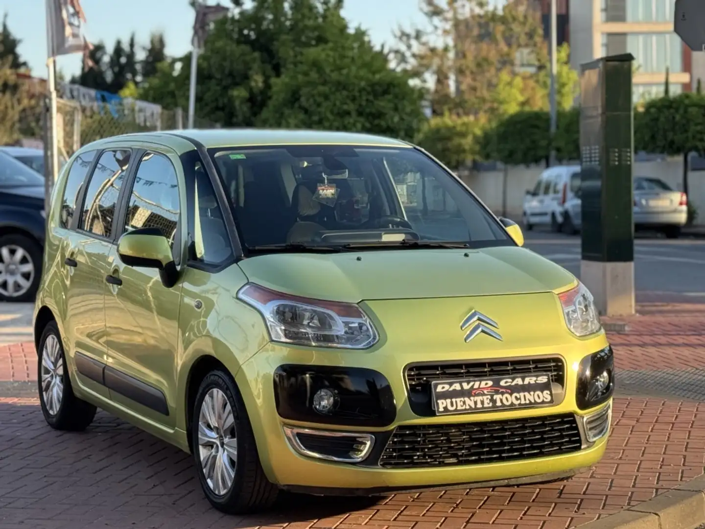 Citroen C3 Picasso 1.6HDi SX 110 FAP Grün - 2