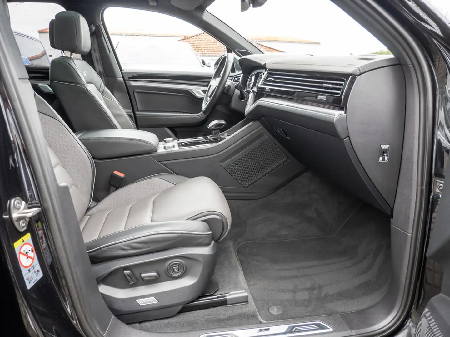 Volkswagen Touareg R-Line 3,0 l V6 TDI 4M HUD MATRIX-LED Zwart - 2