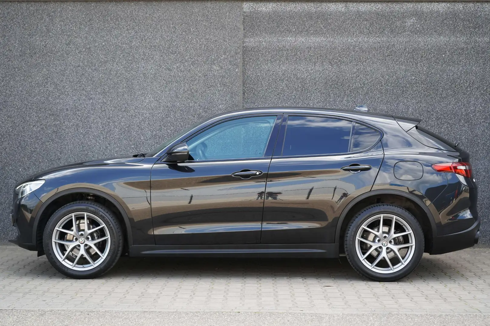 Alfa Romeo Stelvio 2.0 T AWD First Edition Trekhaak/Leder/20''/KEYLES Zwart - 2