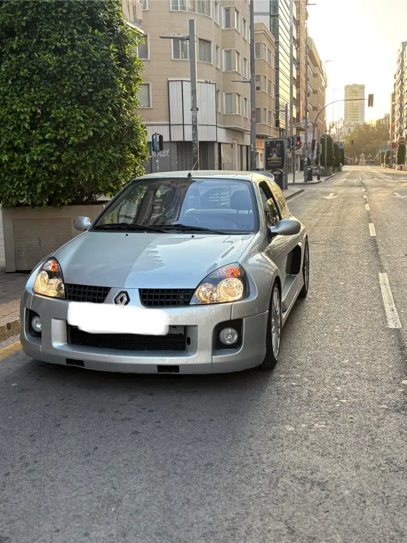 Renault Clio 3.0 V6 Sport - 1