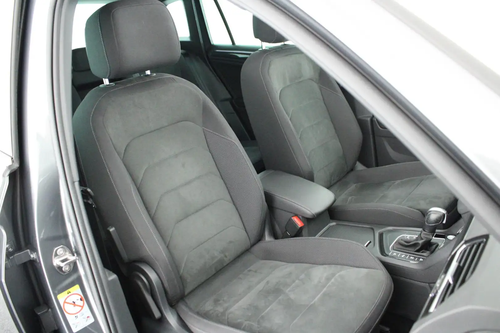 Volkswagen Tiguan 1.5 TSI 150pk DSG ACT R-Line Highline Trekhaak 360 Grijs - 2