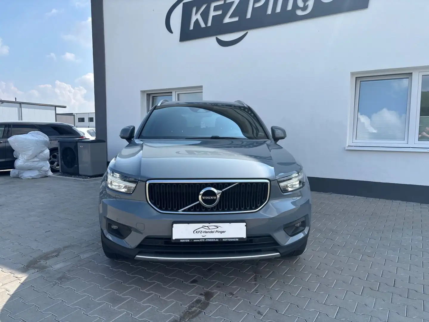 Volvo XC40 XC40 Momentum AWD Grau - 2