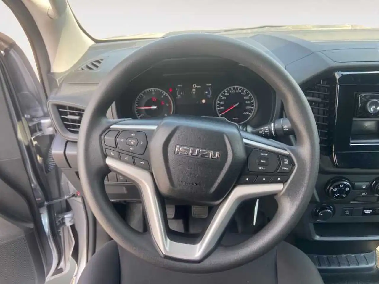 Isuzu D-Max 2022 — фото 12