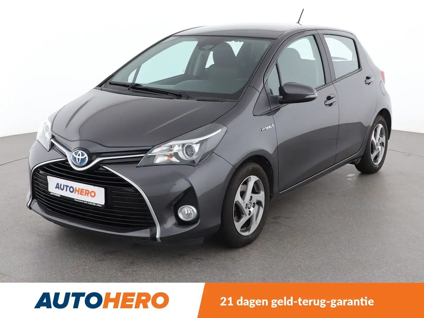 Toyota Yaris 1.5 Hybrid Active Grijs - 1