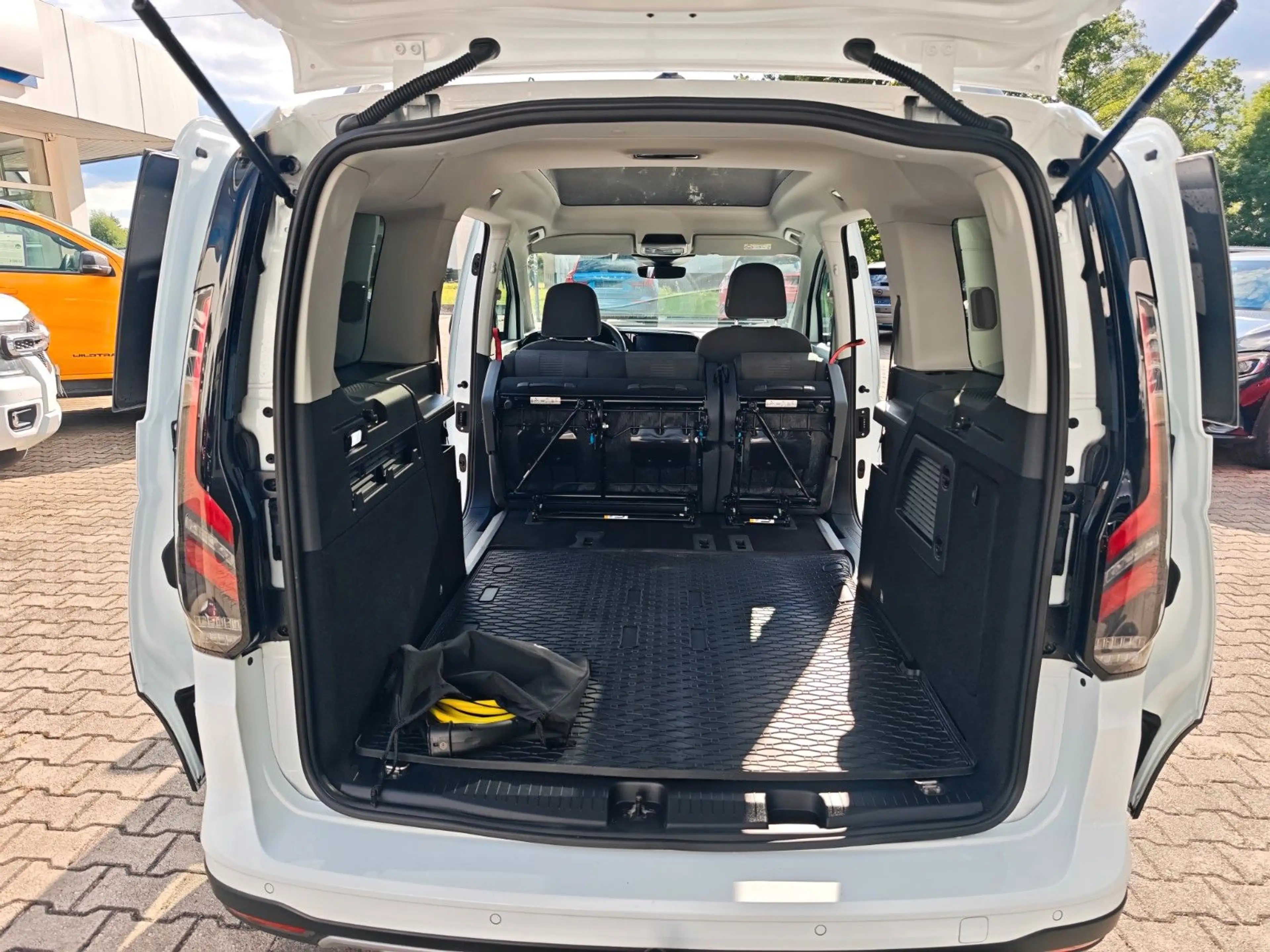 Ford Grand Tourneo Connect PHEV Active — photo 6