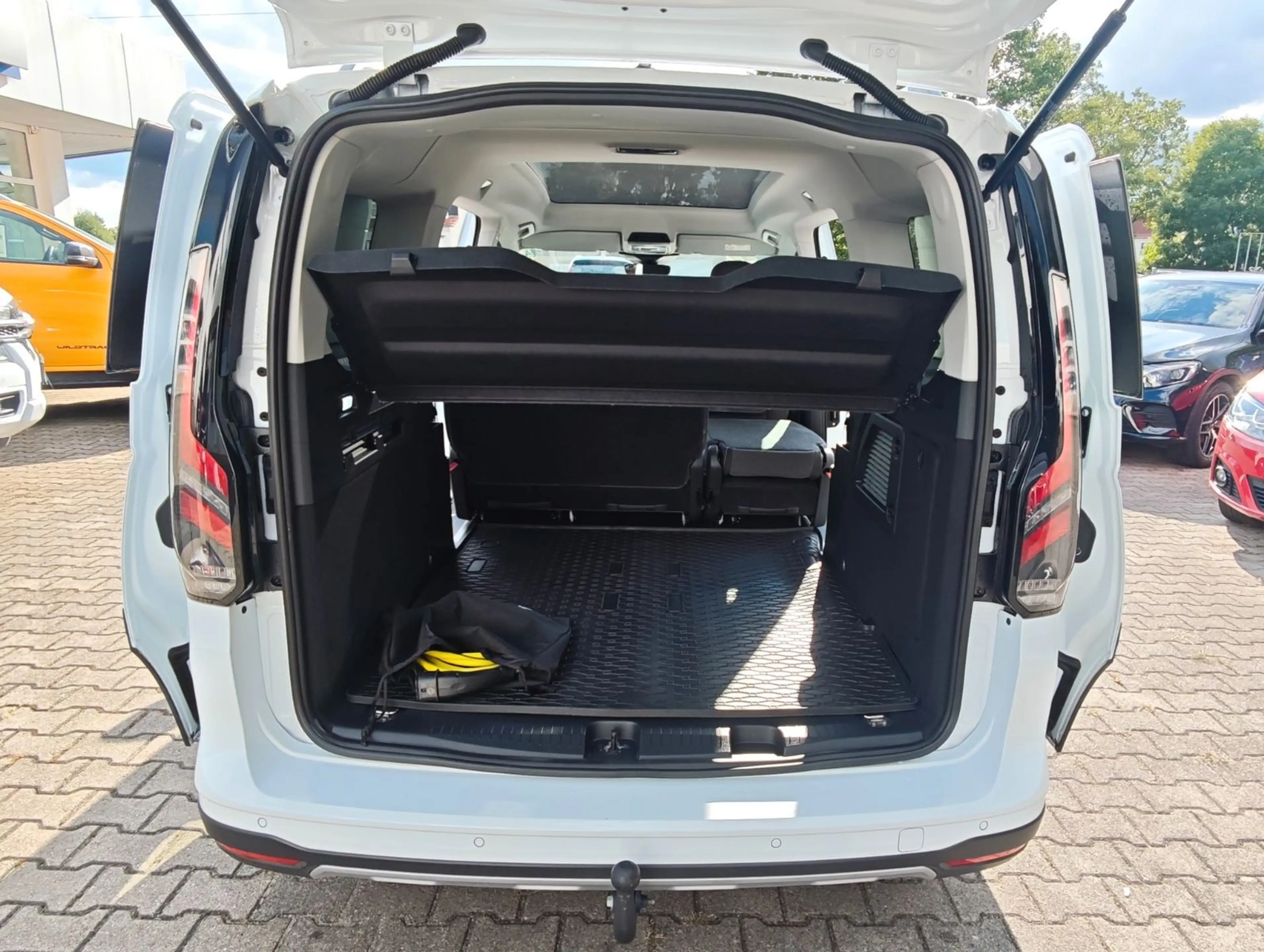 Ford Grand Tourneo Connect PHEV Active — photo 5
