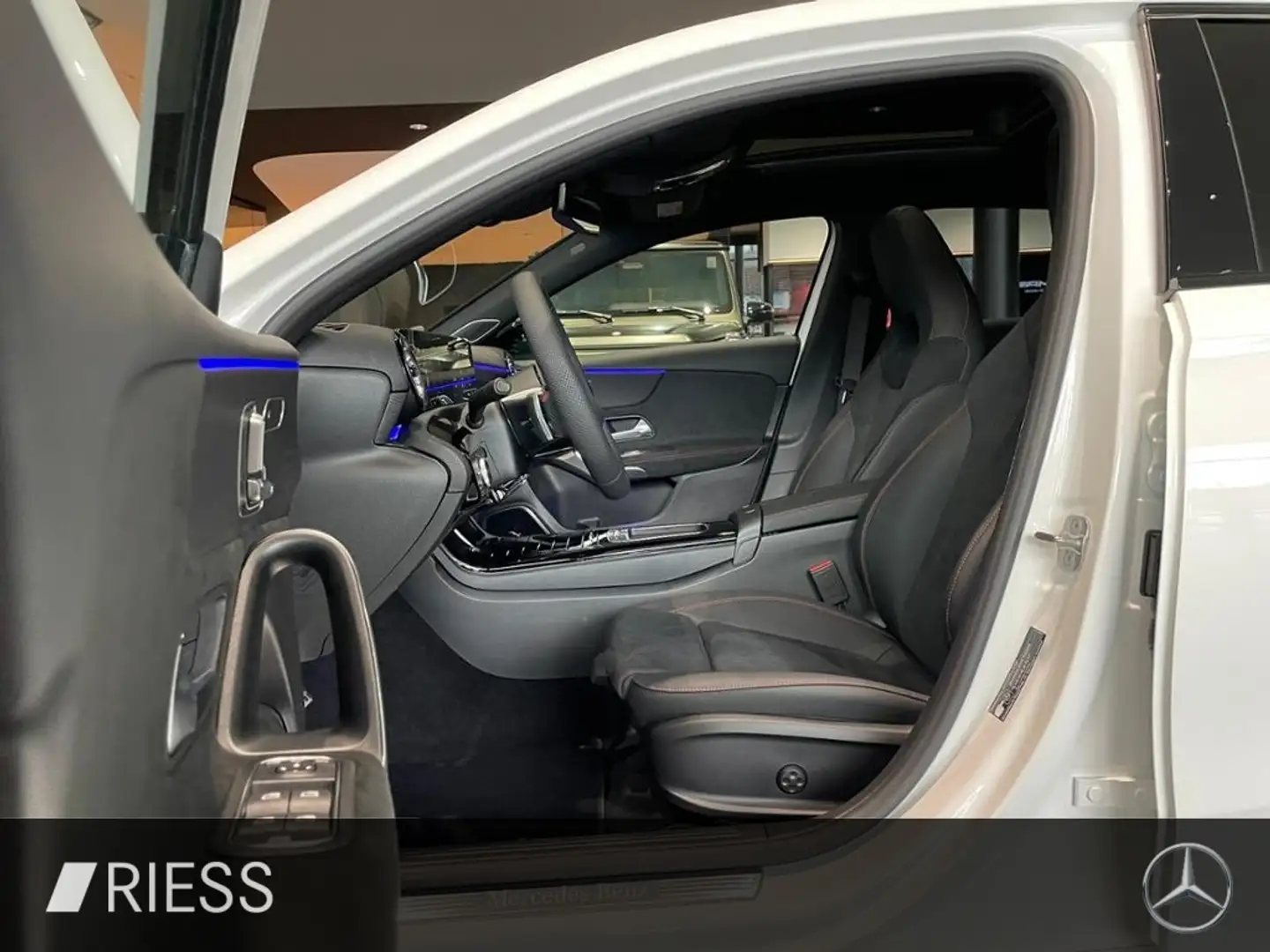 Mercedes-Benz A 250 e AMG+PANO+AHK+DISTRONIC+HUD+MULTIB+KEYL+ Weiß - 2