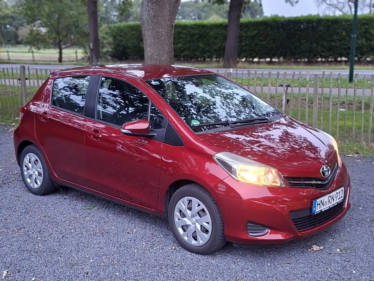 Toyota Yaris 1.0 VVT-i — photo 1 of 11