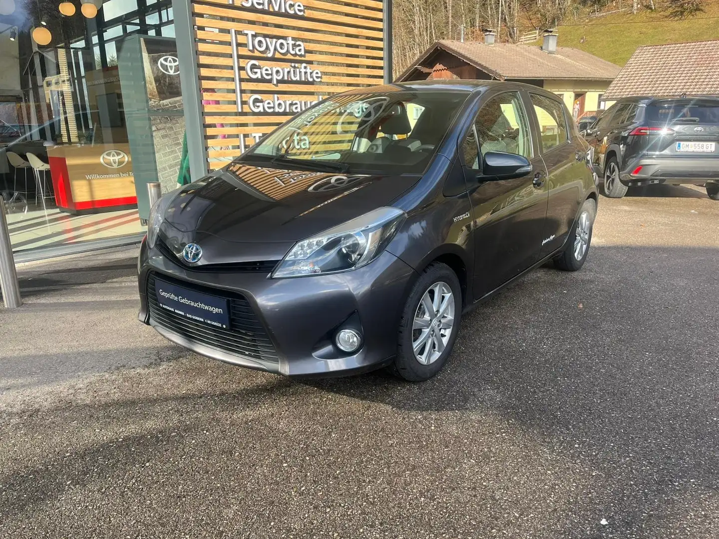 Toyota Yaris Yaris 1,5 VVT-i Hybrid Lounge Grau - 2