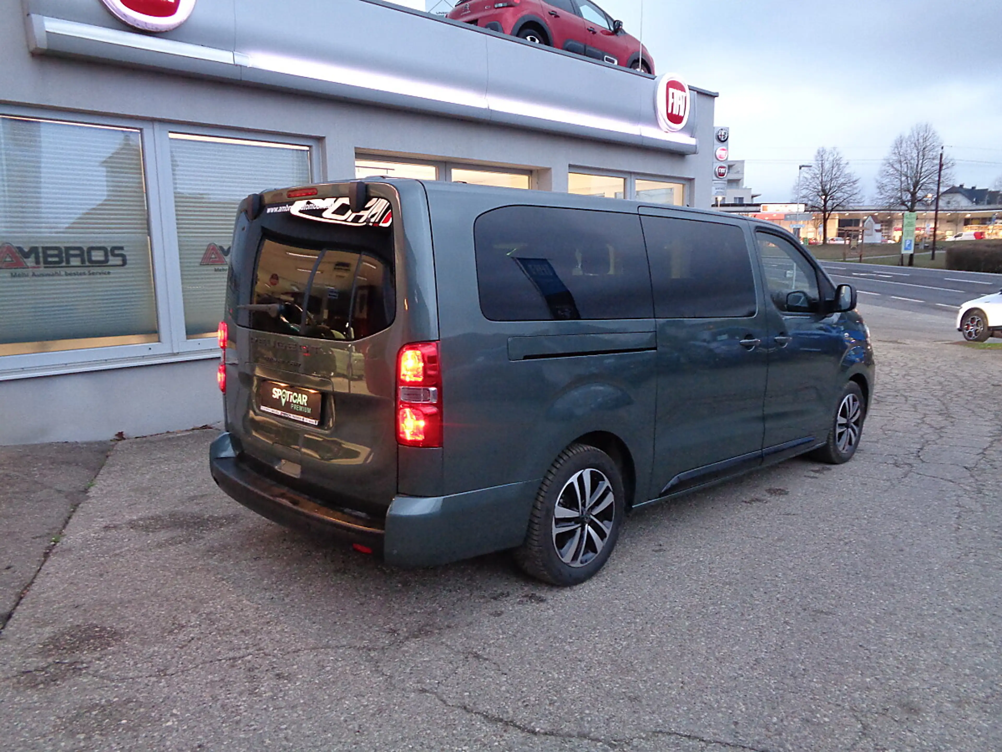 Peugeot Traveller Business BlueHDi 180 Lang EAT8 9-Sitzer Diesel — photo 4