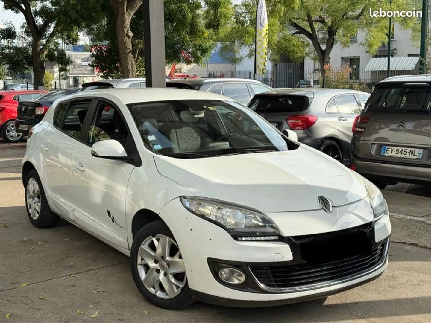 Renault Megane III Phase 2 Hatchback 1.5 dCi 110CV Année 07-2013 à 2390 euro Blanco - 2
