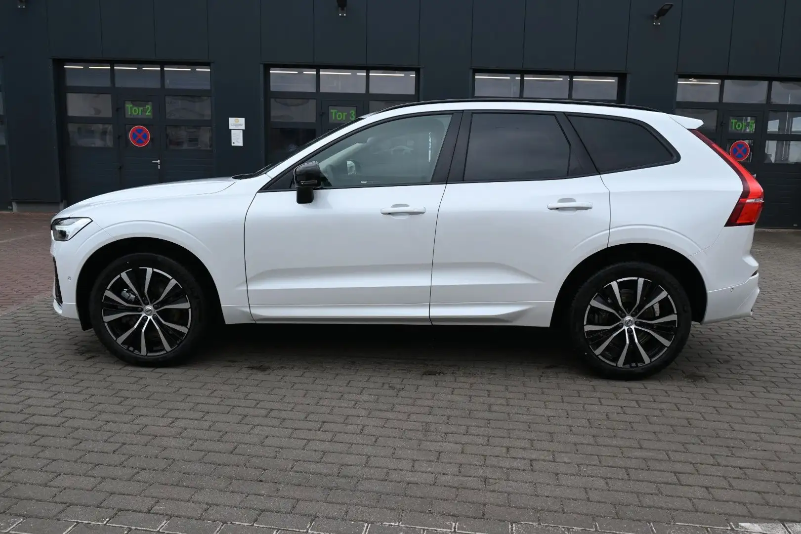 Volvo XC60 B4 D Autom. Plus Dark*STDHZG*360°*H&K*ACC Weiß - 2