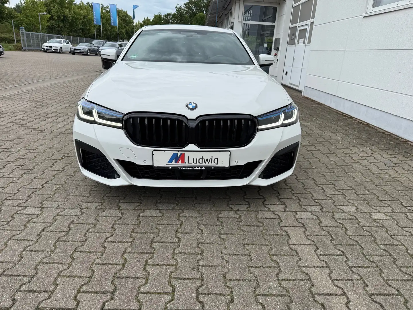 BMW 545 e xDrive Lim M Sportpaket Head-Up HK HiFi Weiß - 2