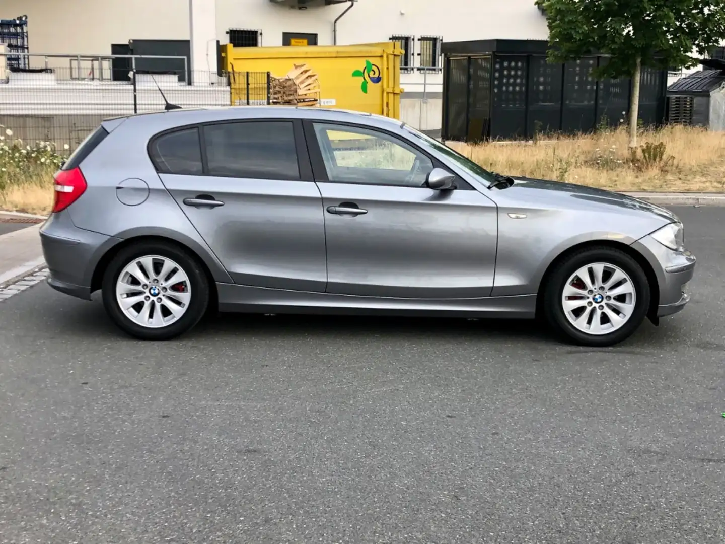 BMW 116 i 5tür. PDC, Klimaaut. Multi, 8fach, Topzust. Grijs - 2