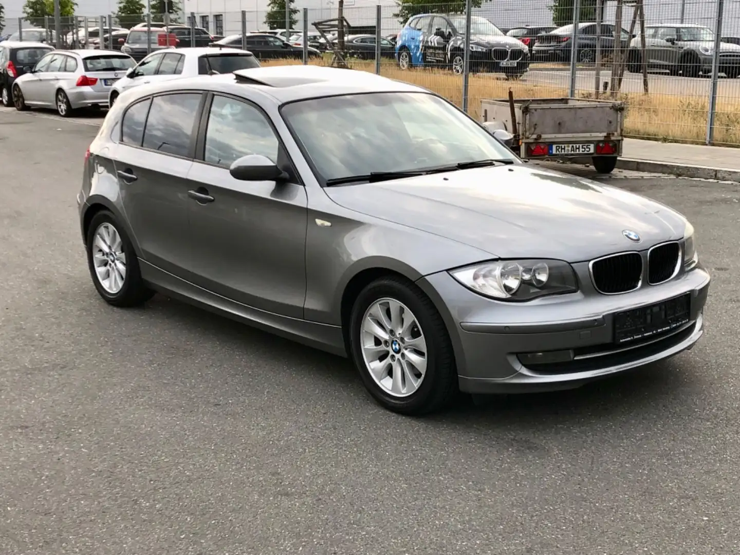 BMW 116 i 5tür. PDC, Klimaaut. Multi, 8fach, Topzust. Grijs - 1