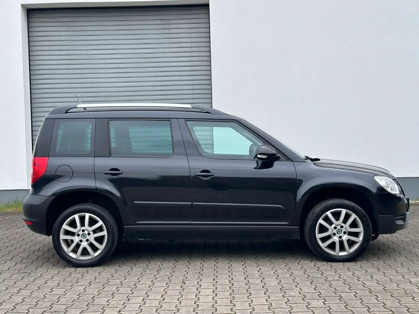 Skoda Yeti 1.2 TSI Ambition Plus *Klima*Temp*SHZ*PDC Zwart - 2
