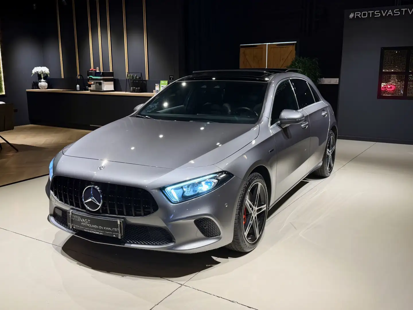 Mercedes-Benz A 250 A250e Panoramadak|Navi|PDC|Media|H-Leer Antraciet! Grijs - 2