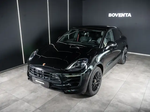 Porsche Macan view 3