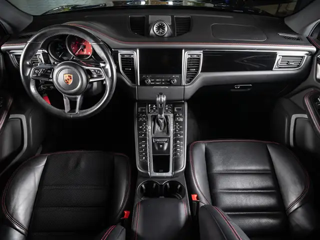 Porsche Macan view 13