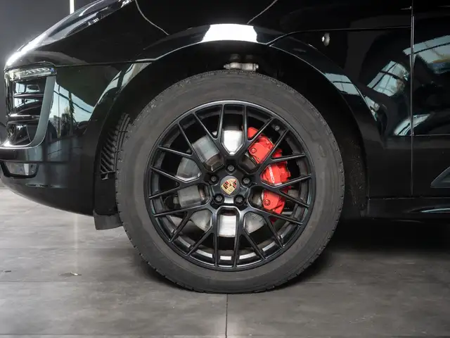 Porsche Macan view 4