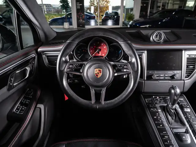 Porsche Macan view 12
