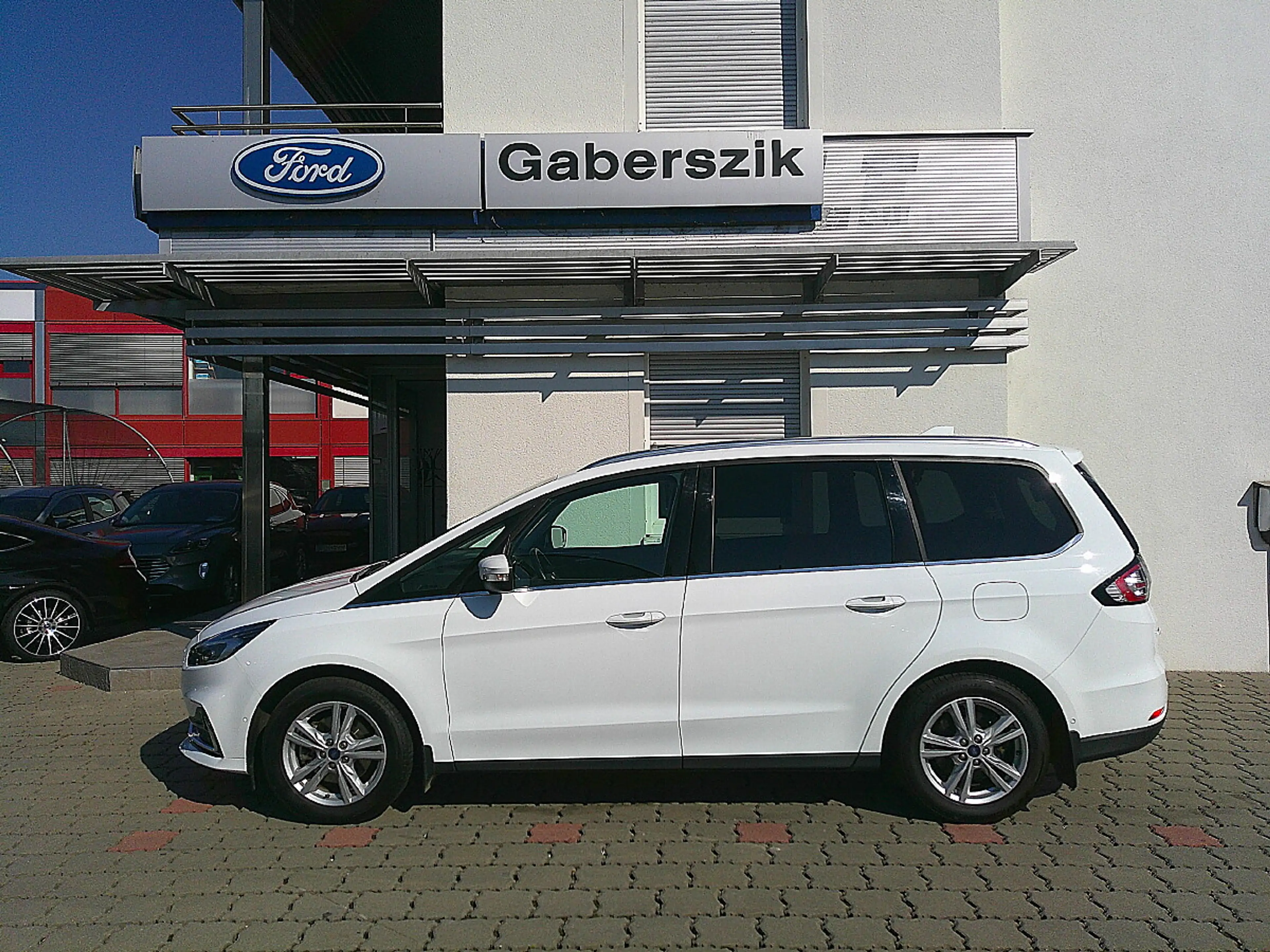 Ford Galaxy 2,5 Duratec Hybrid Titanium Aut. — photo 2