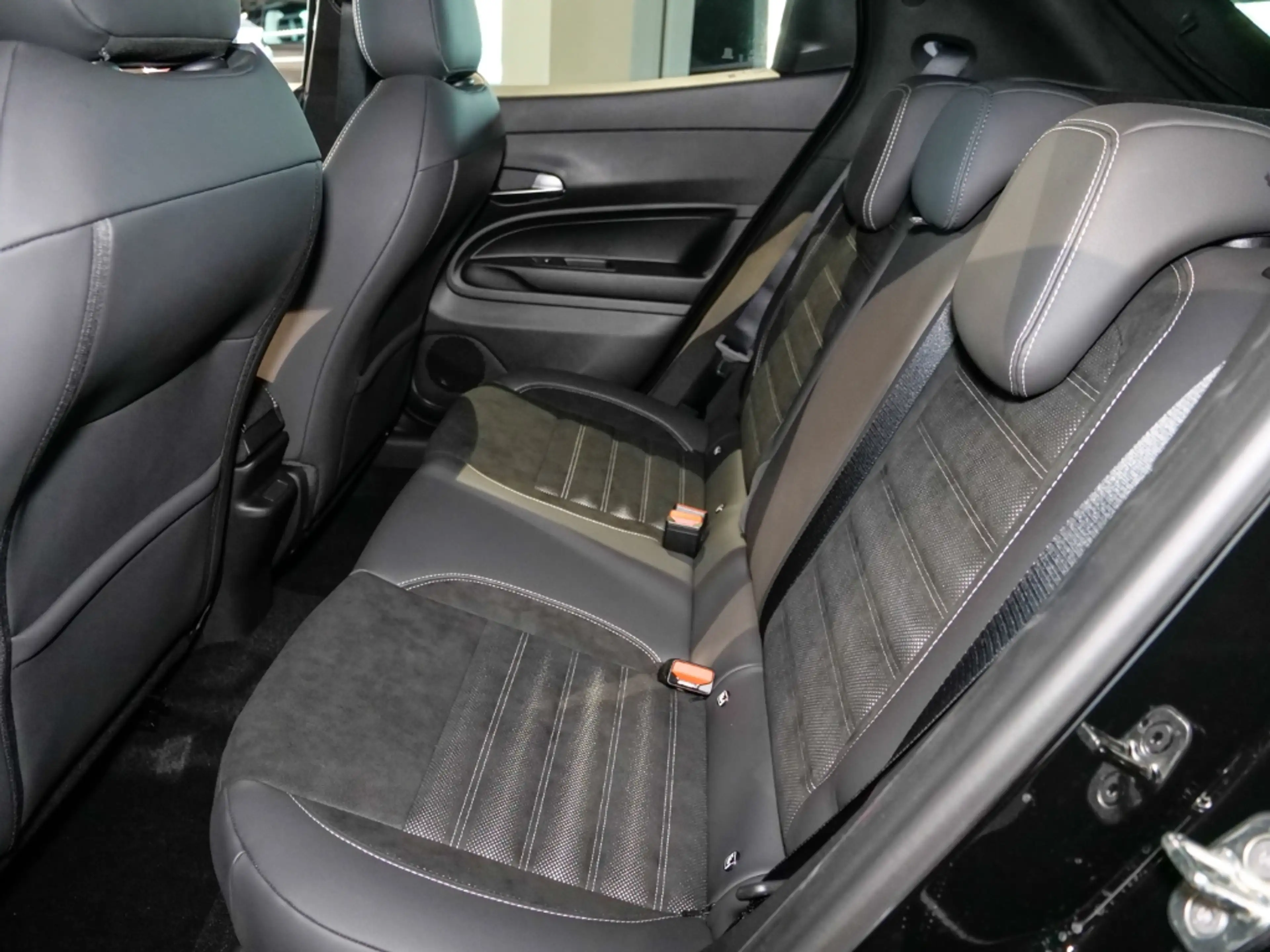 Alfa Romeo Junior Ibrida 1.2 VGT 107KW SPORT SPECIALE — photo 8