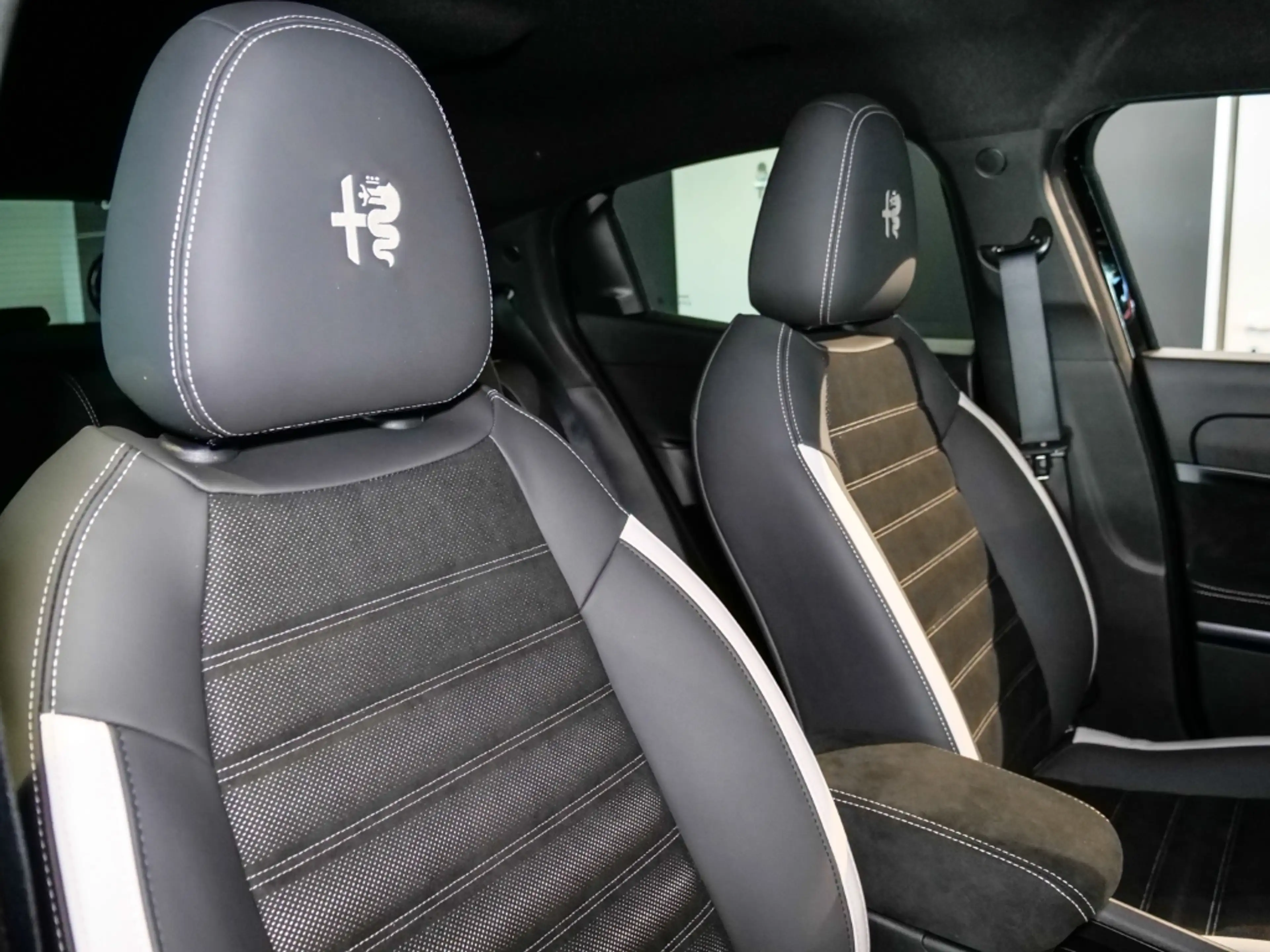 Alfa Romeo Junior Ibrida 1.2 VGT 107KW SPORT SPECIALE — photo 15