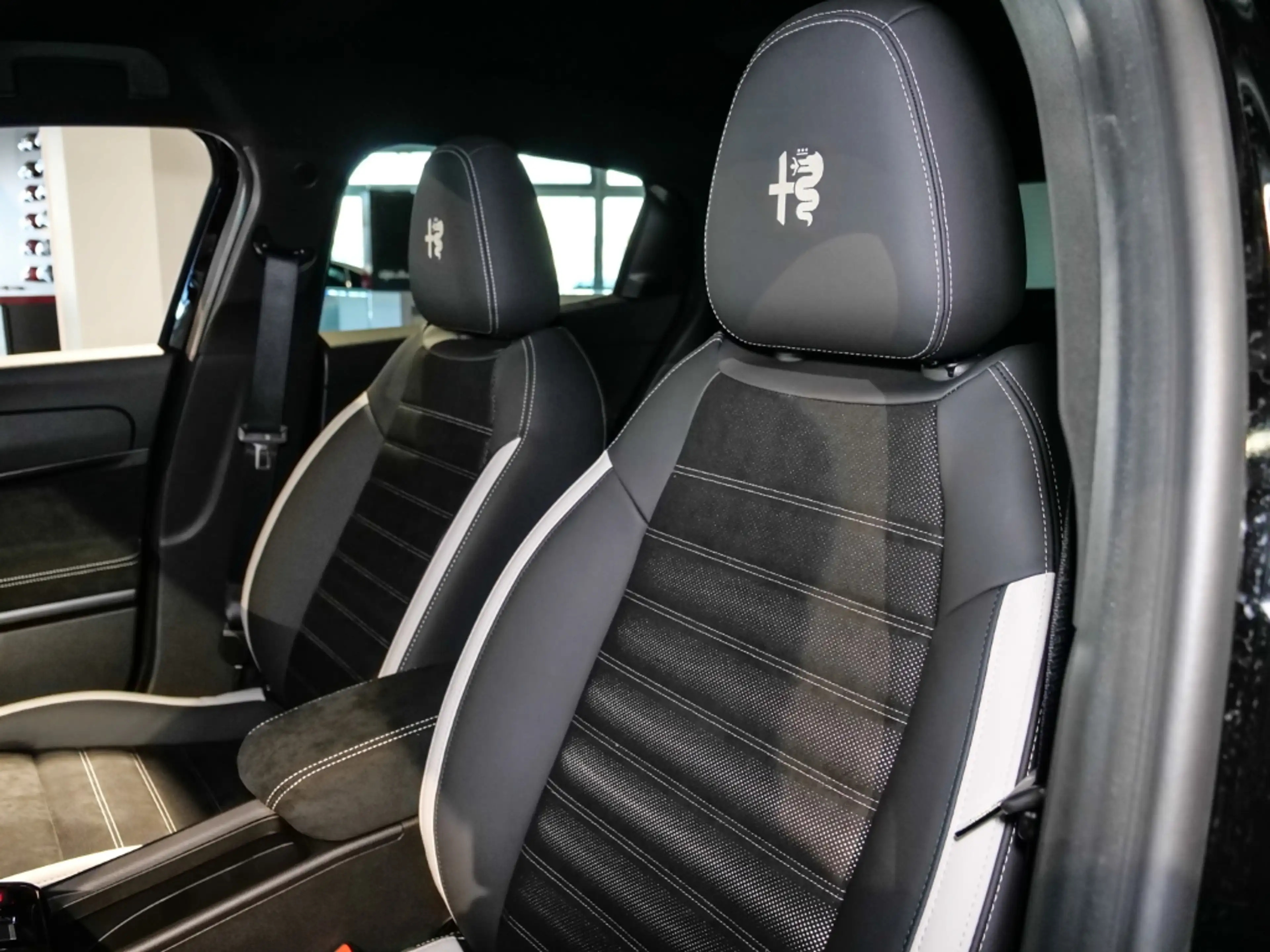 Alfa Romeo Junior Ibrida 1.2 VGT 107KW SPORT SPECIALE — photo 7