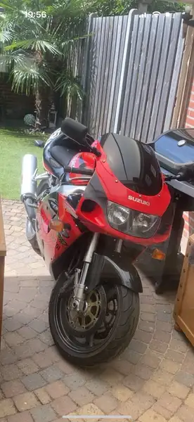 Suzuki GSX-R 750 - foto 8