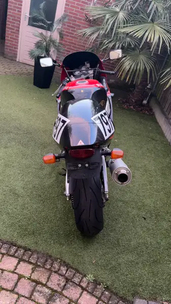 Suzuki GSX-R 750 - foto 6