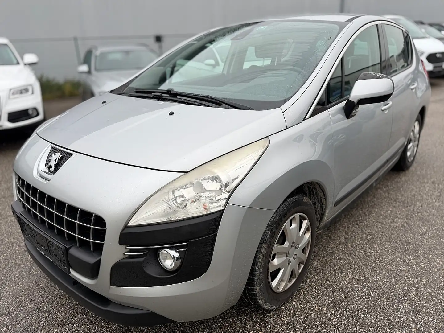 Peugeot 3008 1,6 HDi 115 FAP Active Silber - 1