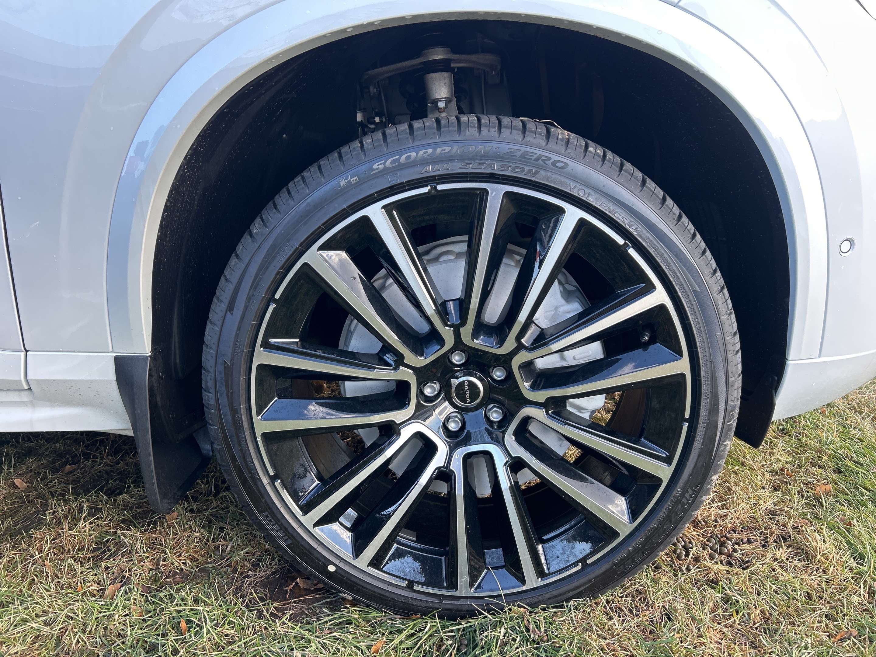 2026 Volvo XC90 B6 AWD Ultra Bright Theme 6-Seater alt 4