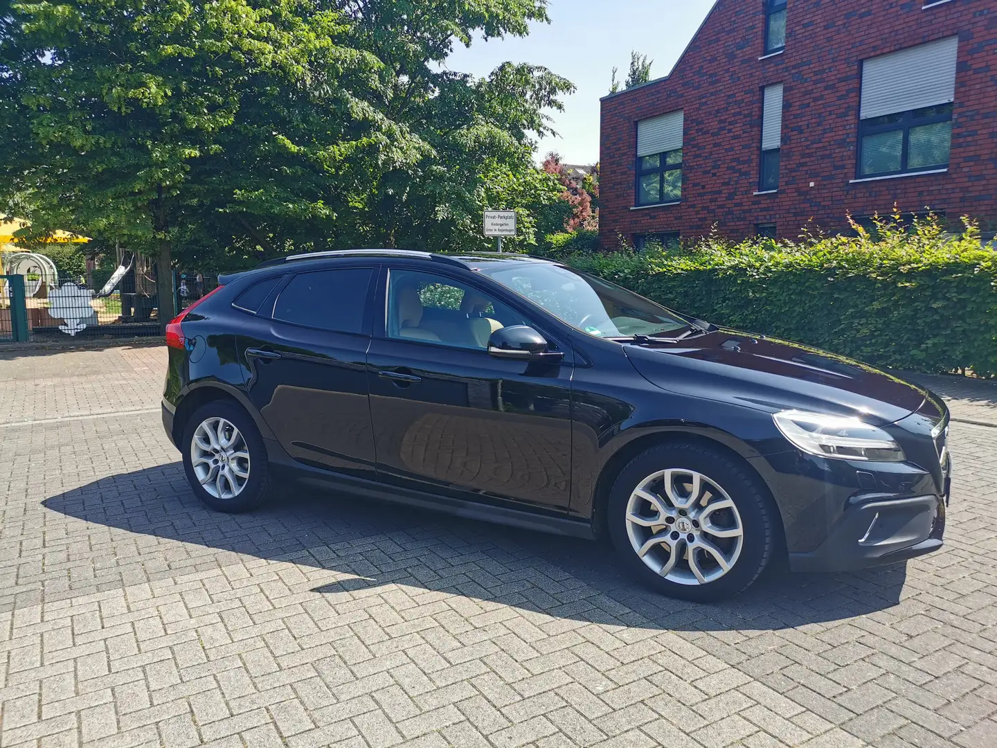 Volvo V40 Cross Country D4 Geartronic Pro - 190 PS!!! Чёрный - 2