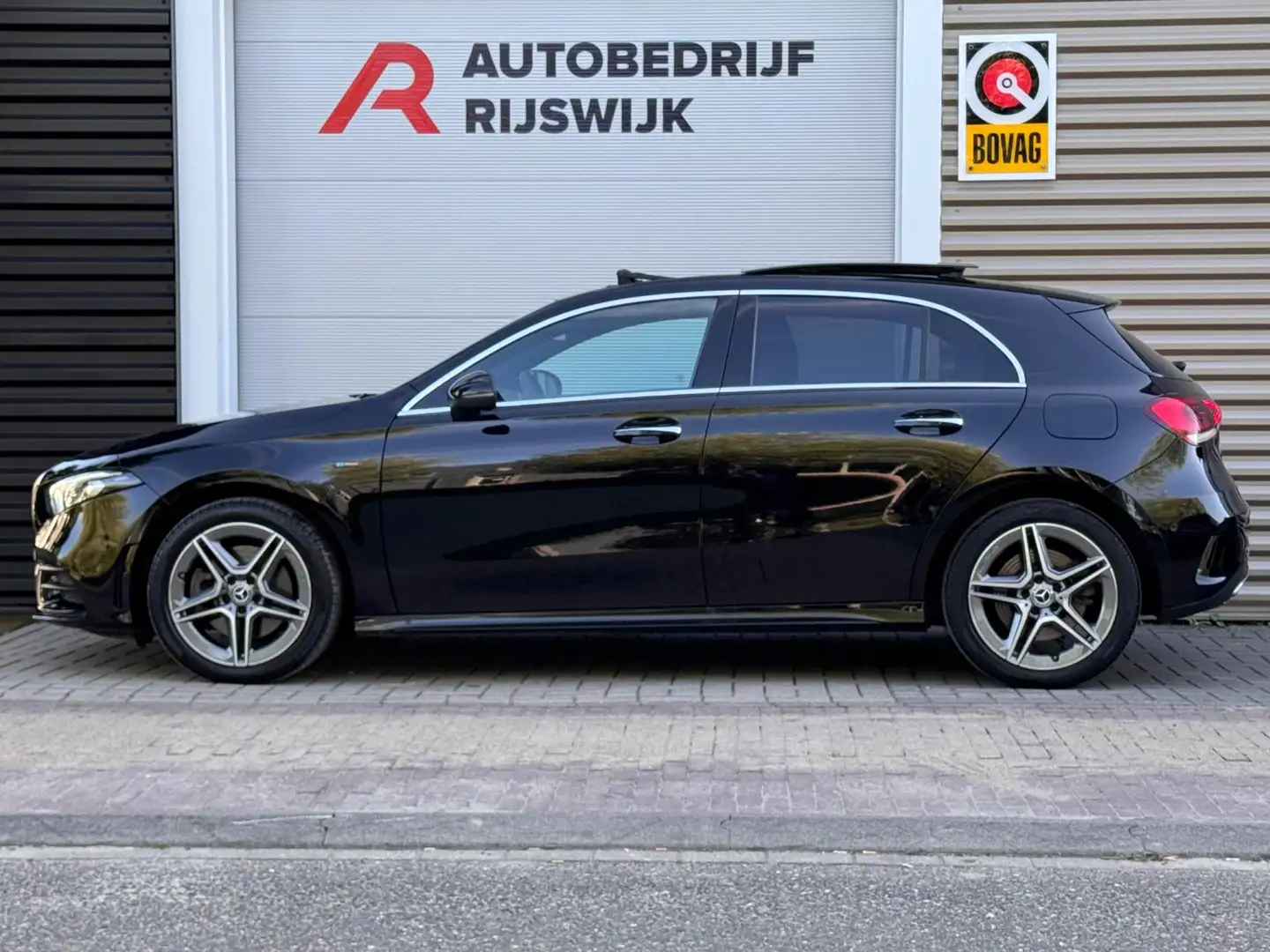 Mercedes-Benz A 250 e AMG Pano/Camera/Sfeer Zwart - 2