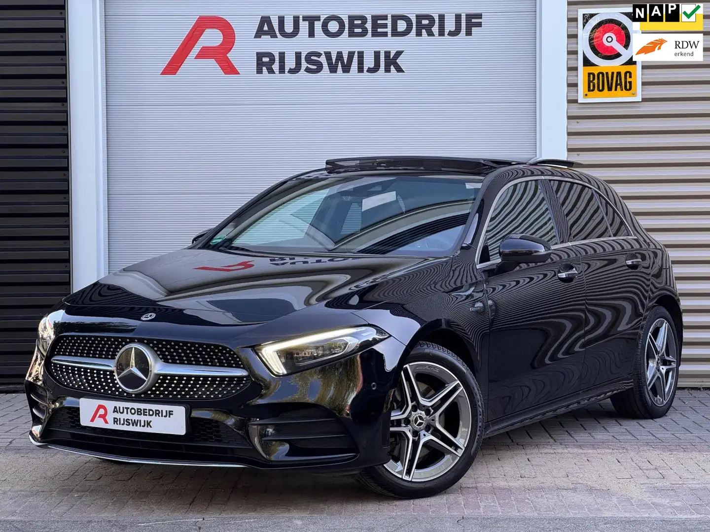 Mercedes-Benz A 250 e AMG Pano/Camera/Sfeer Zwart - 1
